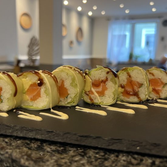 50. a) Kimbap Lachs - Avocado (8 Stück)