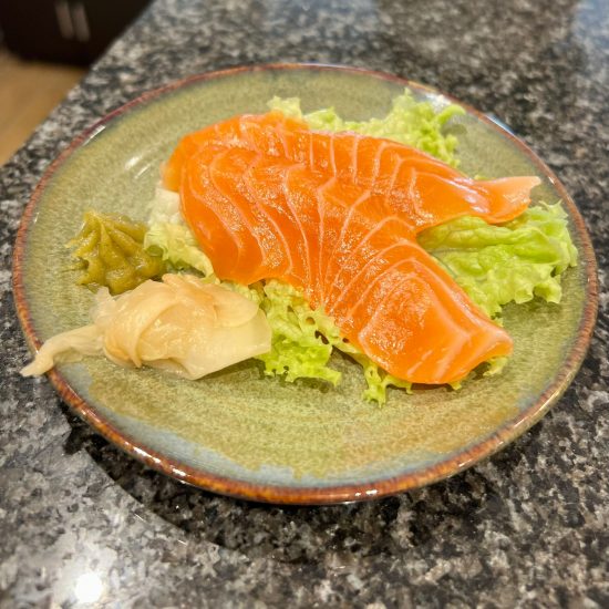 77. Lachs Sashimi (2 Stück)